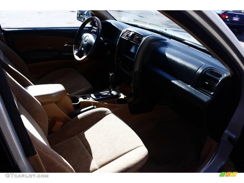 2002 Axiom AWD - Alpine White / Black/Tan photo #12