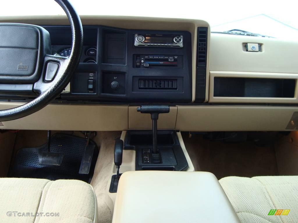 1996 Cherokee SE 4WD - Stone White / Tan photo #10