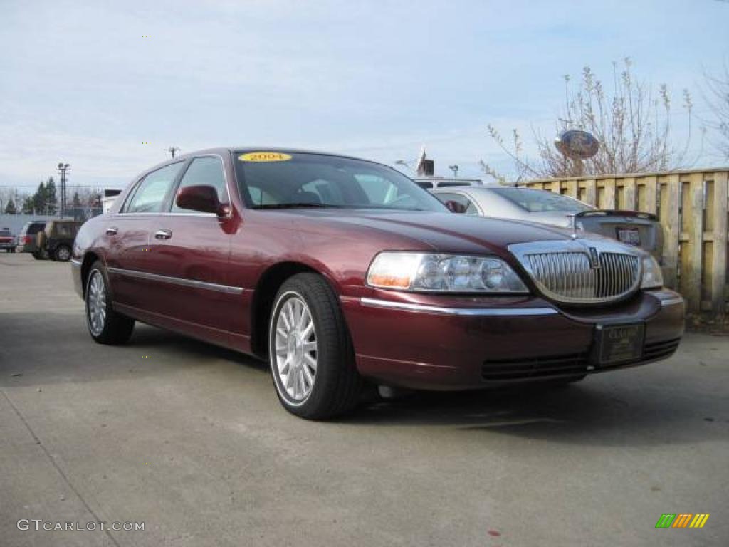 2004 Town Car Executive - Autumn Red Metallic / Shale/Dove photo #3