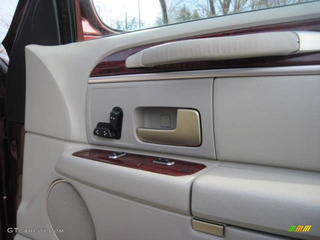 2004 Town Car Executive - Autumn Red Metallic / Shale/Dove photo #16