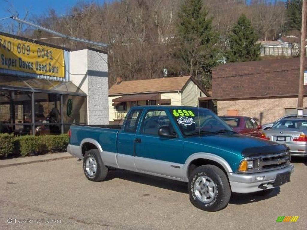 1995 S10 LS Extended Cab 4x4 - Bright Teal Metallic / Gray photo #1