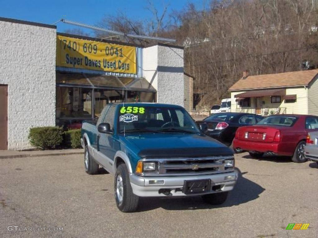 1995 S10 LS Extended Cab 4x4 - Bright Teal Metallic / Gray photo #2