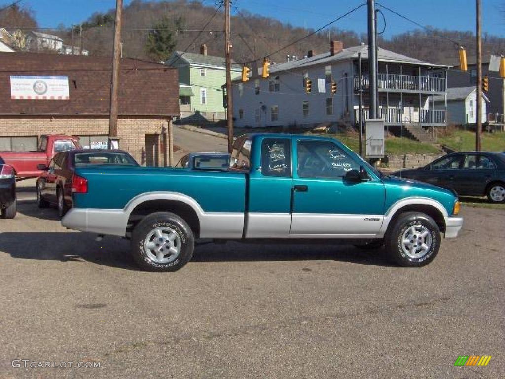 1995 S10 LS Extended Cab 4x4 - Bright Teal Metallic / Gray photo #8
