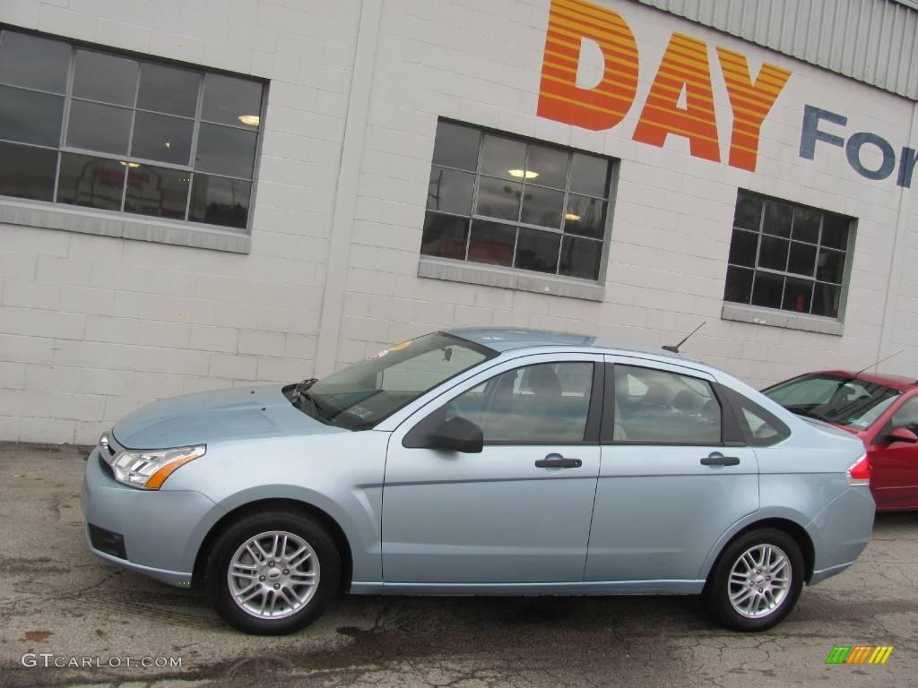 2009 Focus SE Sedan - Light Ice Blue Metallic / Medium Stone photo #2