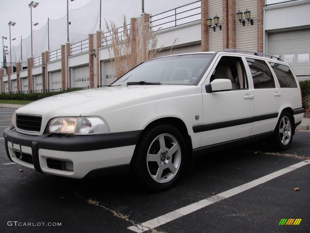 White Volvo V70