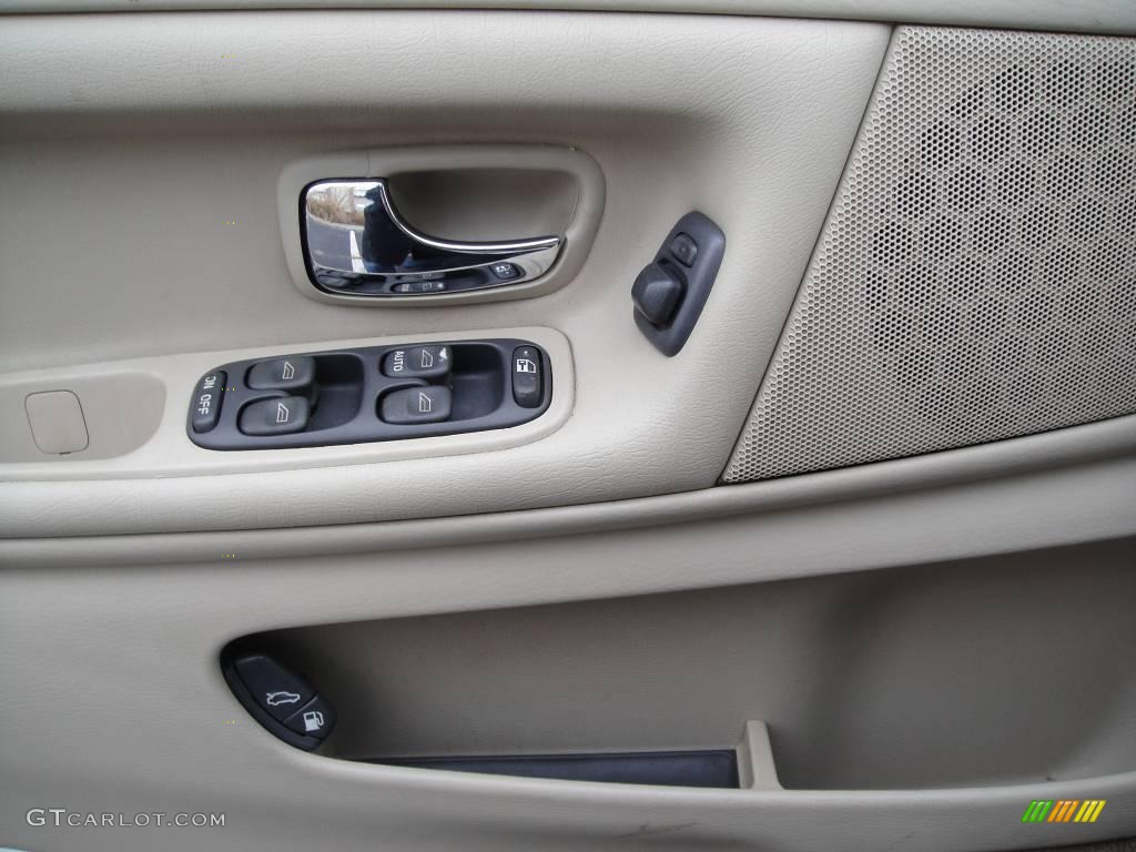 2000 V70 XC AWD - White / Light Taupe/Taupe photo #10