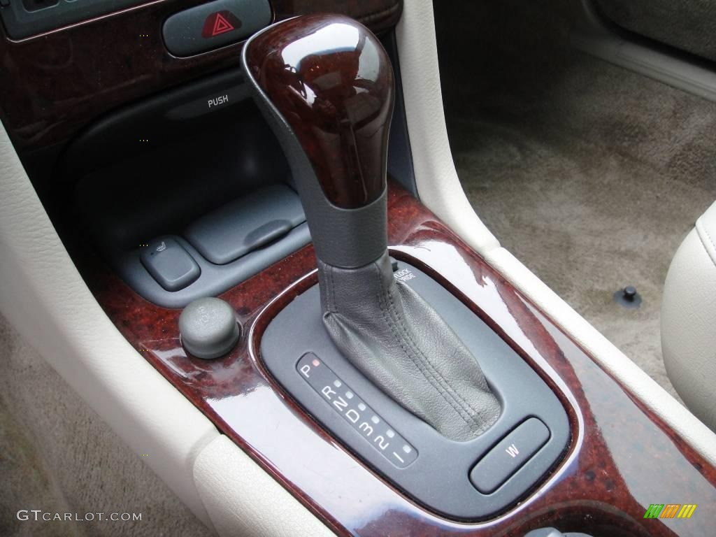 2000 V70 XC AWD - White / Light Taupe/Taupe photo #16