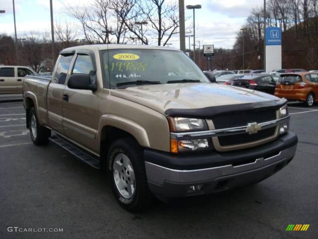 2005 Silverado 1500 Z71 Extended Cab 4x4 - Sandstone Metallic / Dark Charcoal photo #5