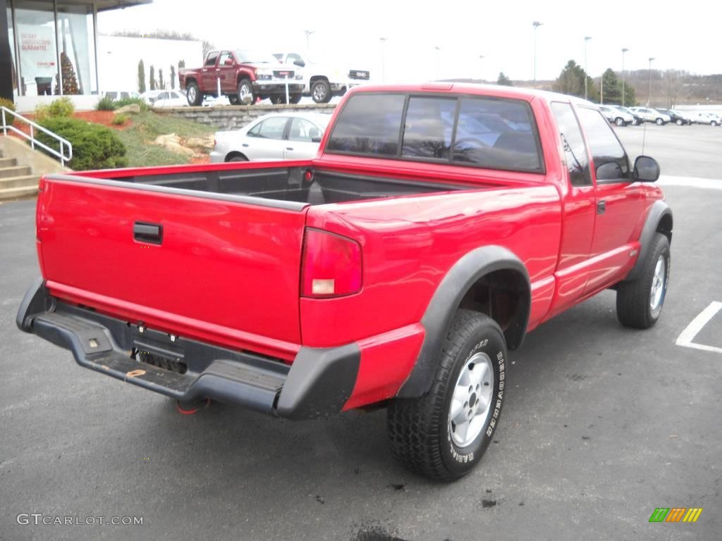 1995 S10 LS Extended Cab 4x4 - Victory Red / Gray photo #2