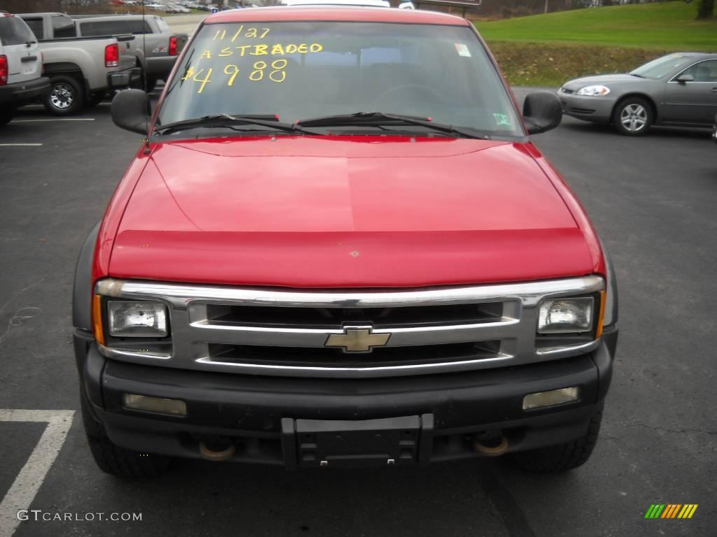 1995 S10 LS Extended Cab 4x4 - Victory Red / Gray photo #15