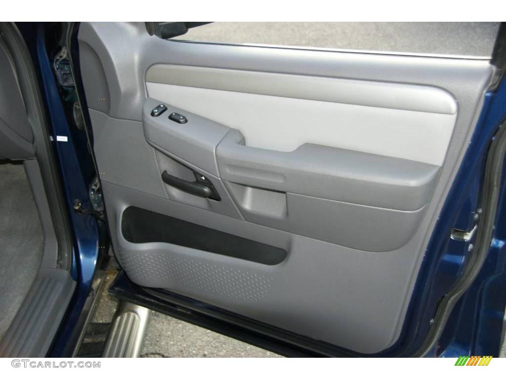 2004 Explorer XLT 4x4 - Dark Blue Pearl Metallic / Graphite photo #20