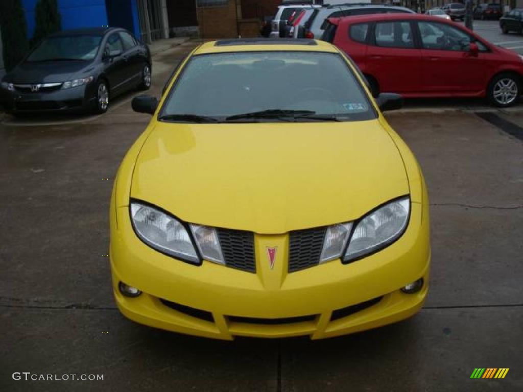 2004 Sunfire Coupe - Rally Yellow / Graphite photo #7