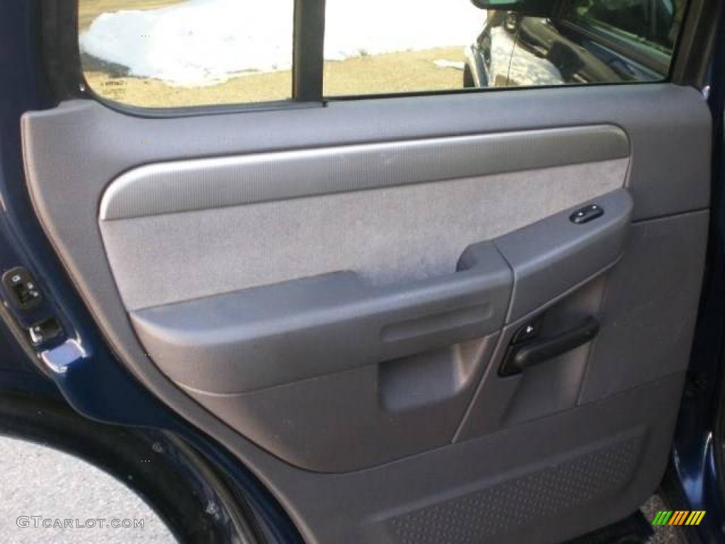 2004 Explorer XLT 4x4 - Dark Blue Pearl Metallic / Graphite photo #31