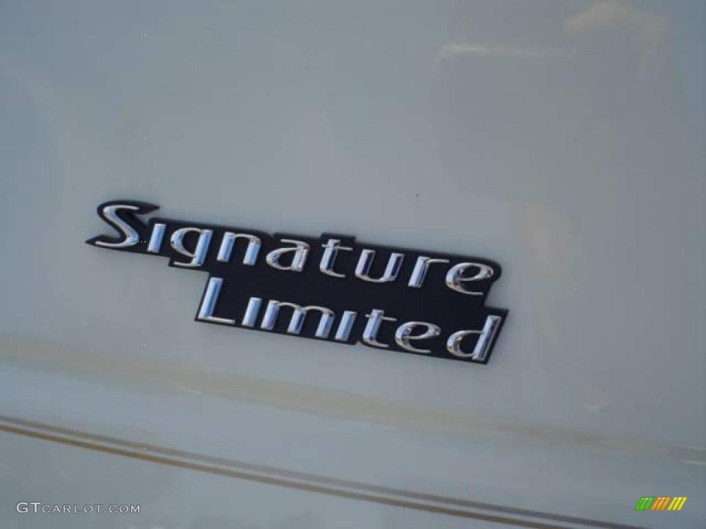 2006 Town Car Signature Limited - Ceramic White Tri-Coat / Light Camel photo #13
