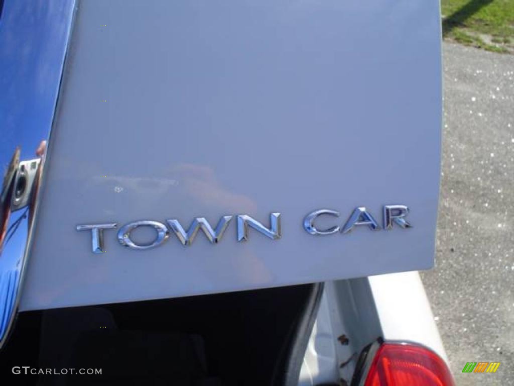 2006 Town Car Signature Limited - Ceramic White Tri-Coat / Light Camel photo #14