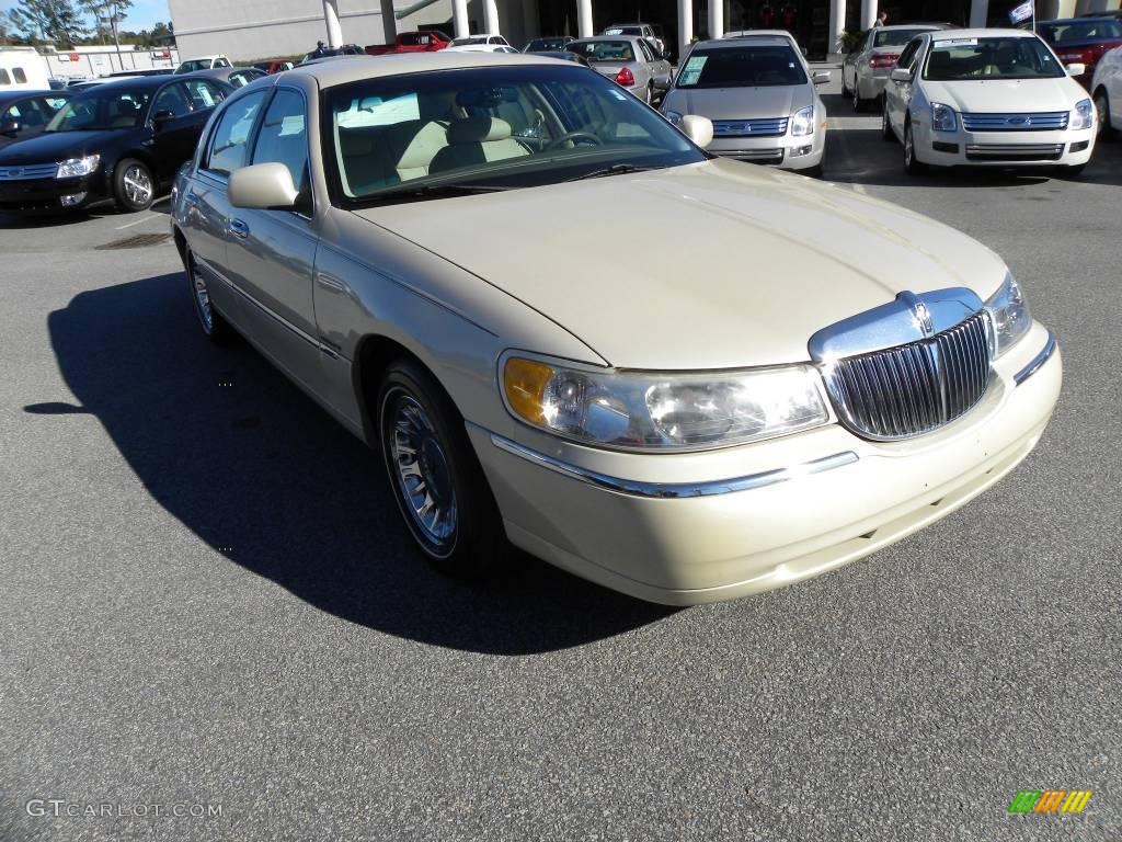 1999 Town Car Cartier - Ivory Parchment Pearl Tri-Coat / Light Parchment photo #1