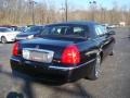 2009 Black Lincoln Town Car Signature Limited  photo #4