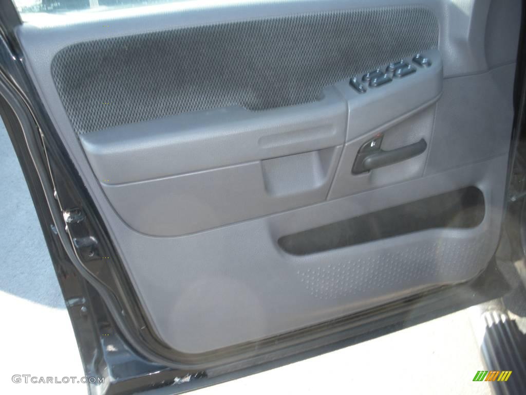2002 Explorer XLT 4x4 - Black Clearcoat / Graphite photo #12