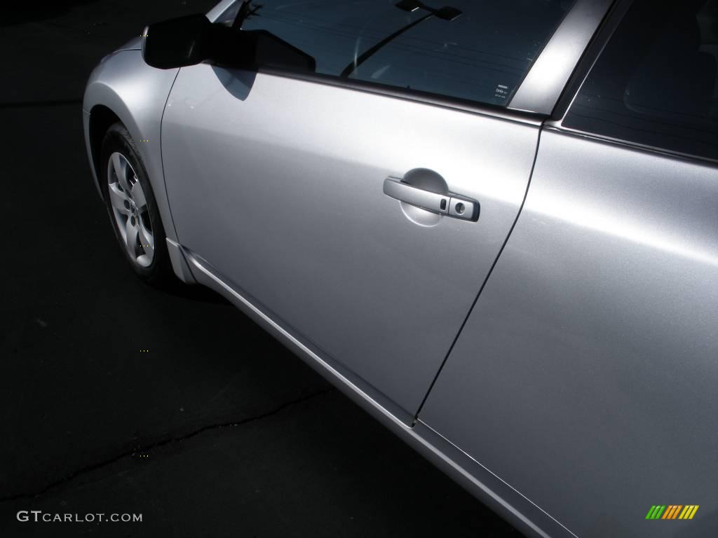 2008 Altima 2.5 S Coupe - Radiant Silver Metallic / Charcoal photo #9