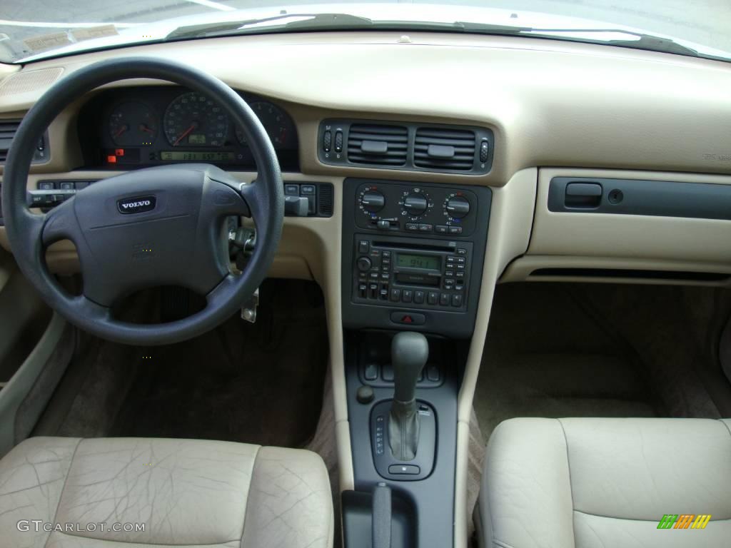 1999 S70  - White / Taupe photo #28