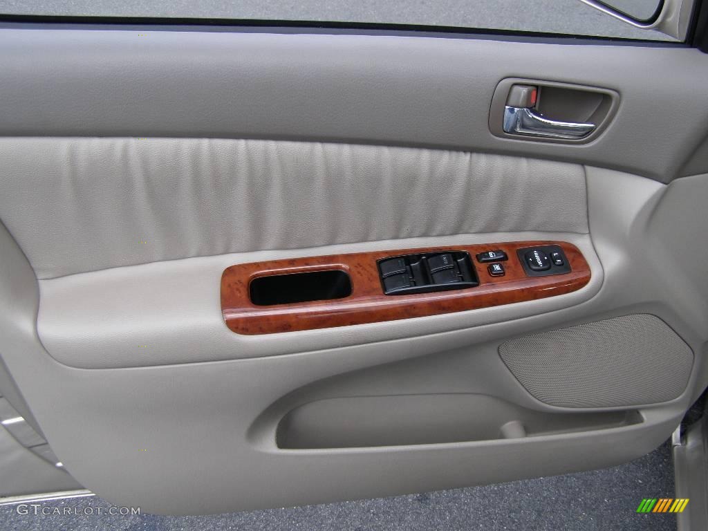 2004 Camry XLE - Desert Sand Mica / Taupe photo #8
