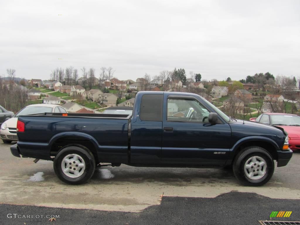 2002 S10 LS Extended Cab 4x4 - Indigo Blue Metallic / Medium Gray photo #2