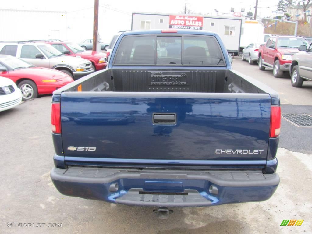 2002 S10 LS Extended Cab 4x4 - Indigo Blue Metallic / Medium Gray photo #3