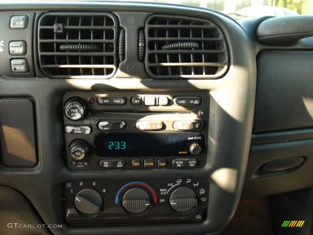 2003 S10 LS Crew Cab 4x4 - Black Onyx / Graphite photo #11