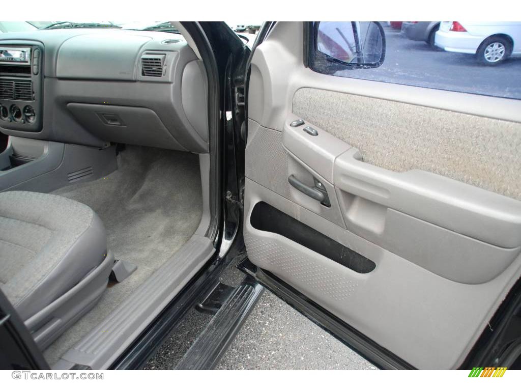 2002 Explorer XLS 4x4 - Black Clearcoat / Graphite photo #10