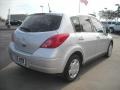 Brilliant Silver - Versa 1.8 S Hatchback Photo No. 4