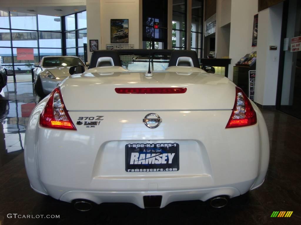 2010 370Z Sport Touring Roadster - Pearl White / Gray Leather photo #8