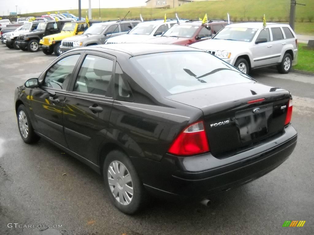 2005 Focus ZX4 S Sedan - Pitch Black / Dark Flint/Light Flint photo #4