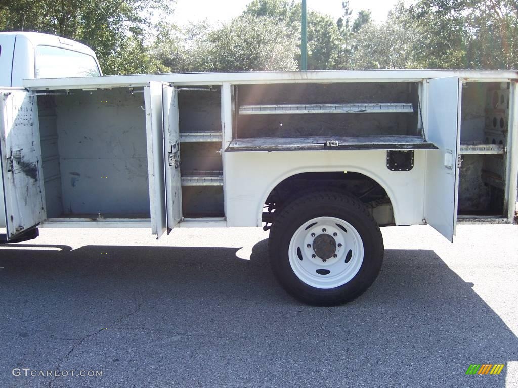 2004 F450 Super Duty XL Regular Cab 4x4 Chassis Utility - Oxford White / Medium Flint photo #13