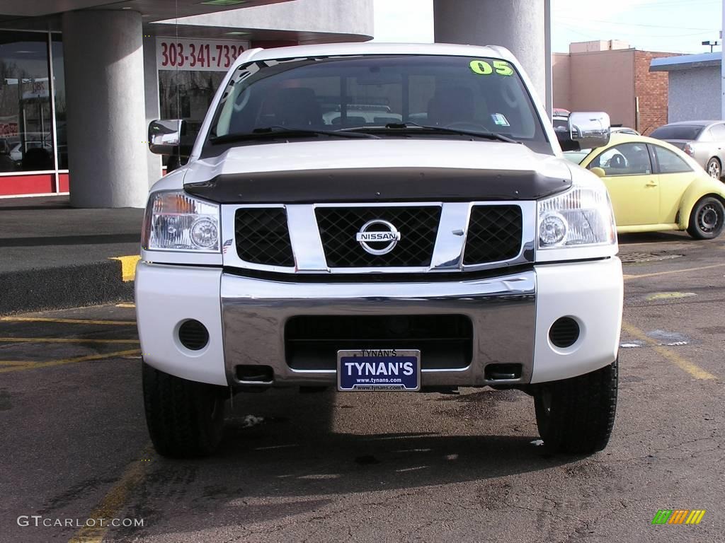 2005 Titan SE King Cab 4x4 - White / Steel photo #2