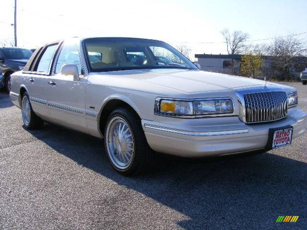Ivory Pearl Tri-Coat Lincoln Town Car