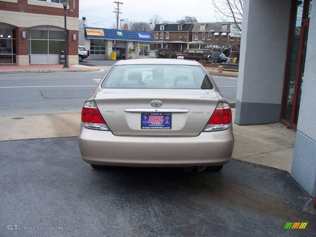 2005 Camry LE - Desert Sand Mica / Taupe photo #25