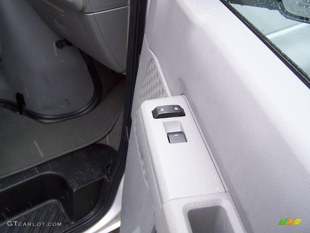 2009 E Series Van E350 Super Duty XLT Passenger - Brilliant Silver Metallic / Medium Flint photo #25