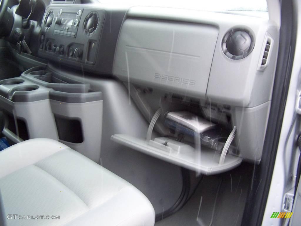 2009 E Series Van E350 Super Duty XLT Passenger - Brilliant Silver Metallic / Medium Flint photo #26