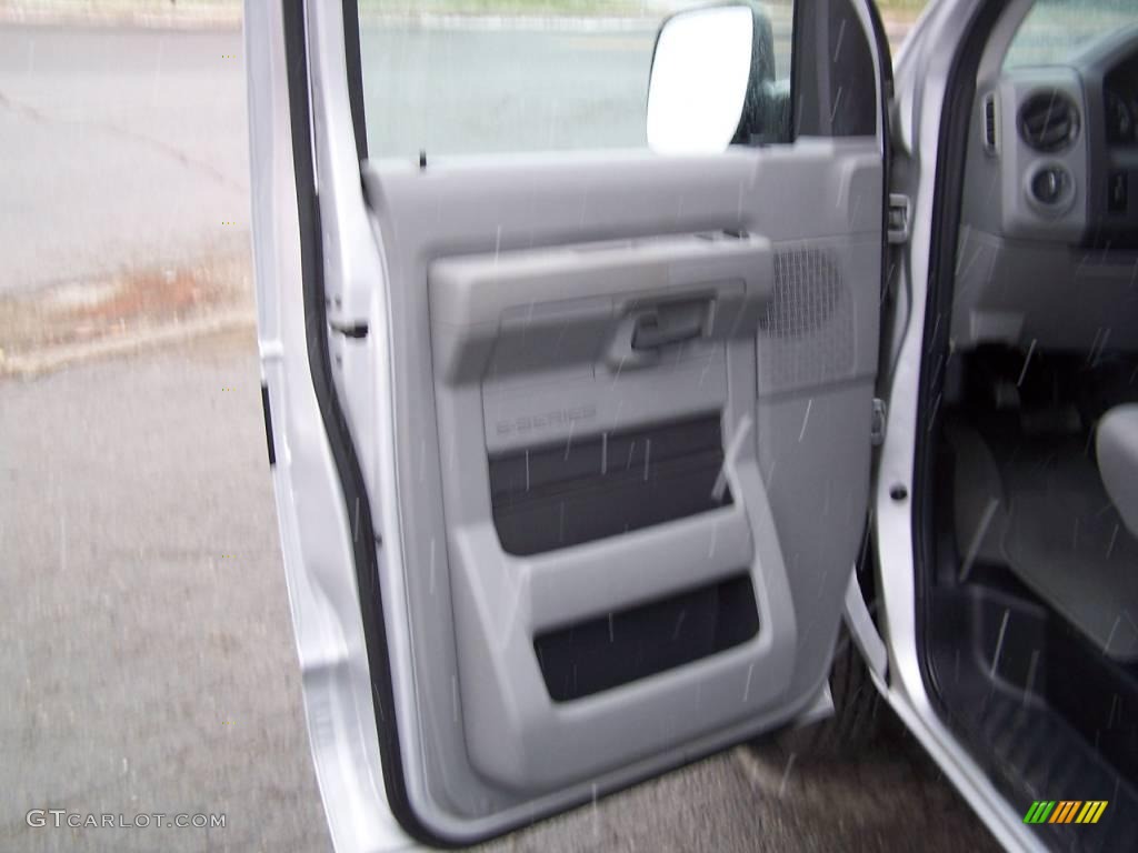 2009 E Series Van E350 Super Duty XLT Passenger - Brilliant Silver Metallic / Medium Flint photo #36