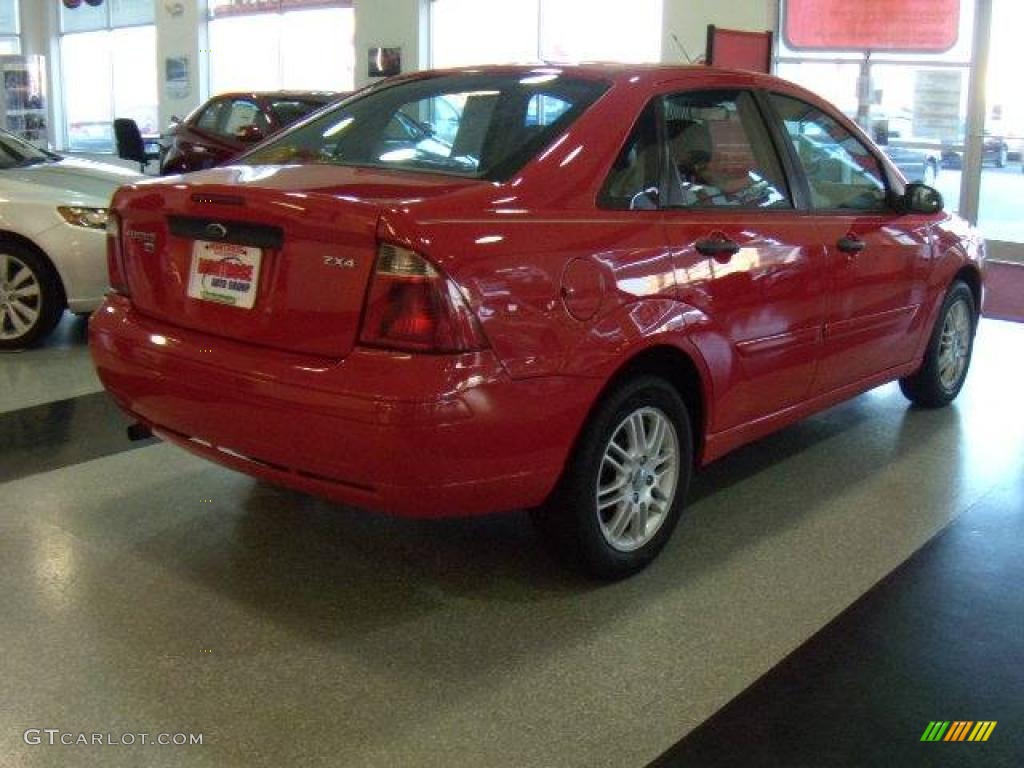 2005 Focus ZX4 SE Sedan - Infra-Red / Dark Flint/Light Flint photo #7