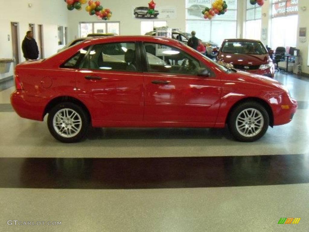 2005 Focus ZX4 SE Sedan - Infra-Red / Dark Flint/Light Flint photo #8