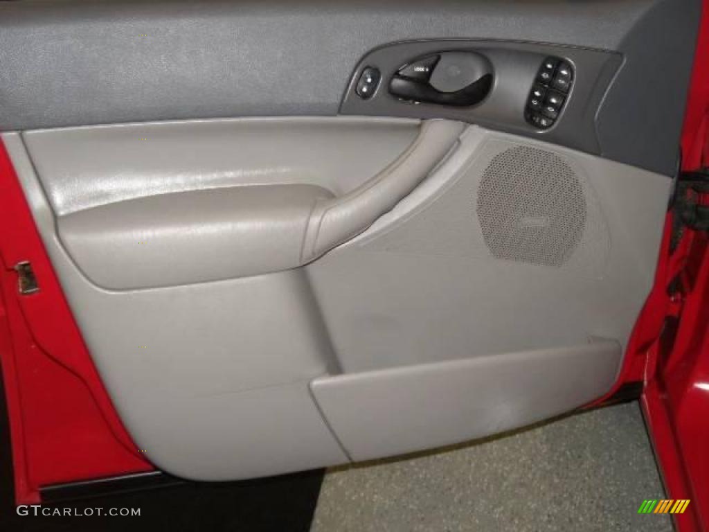 2005 Focus ZX4 SE Sedan - Infra-Red / Dark Flint/Light Flint photo #19