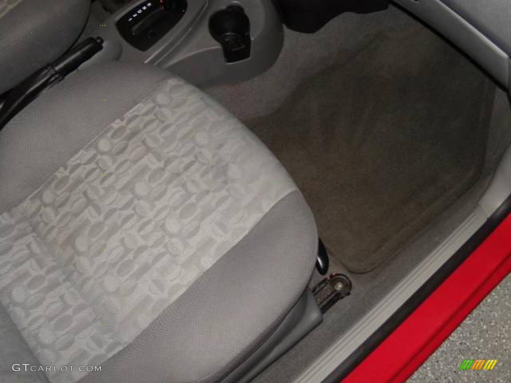 2005 Focus ZX4 SE Sedan - Infra-Red / Dark Flint/Light Flint photo #24