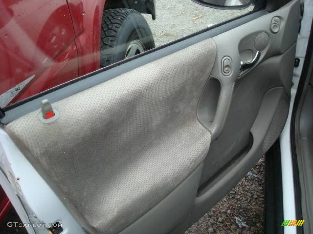2000 L Series LW2 Wagon - Bright White / Gray photo #11