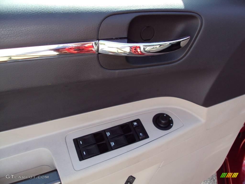 2006 300 C HEMI - Inferno Red Crystal Pearl / Dark Slate Gray/Light Graystone photo #17