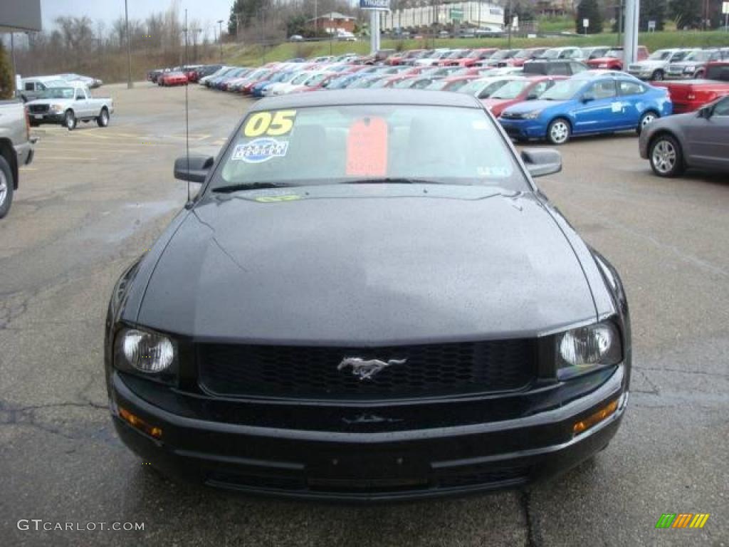 2005 Mustang V6 Deluxe Coupe - Black / Medium Parchment photo #10