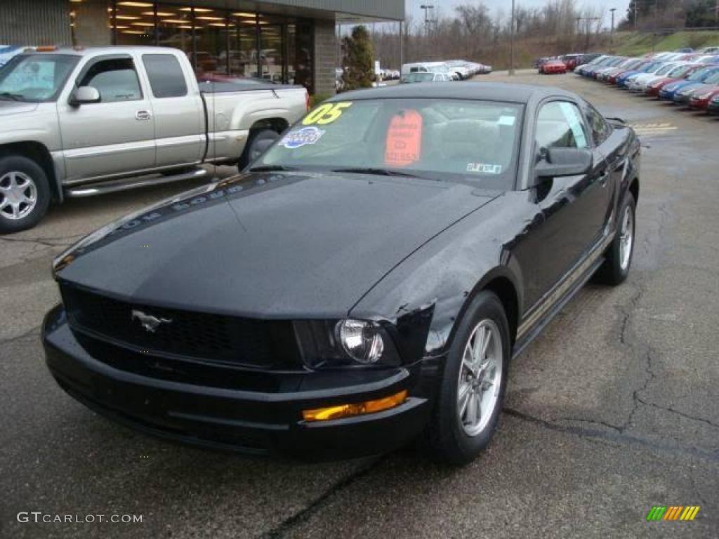 2005 Mustang V6 Deluxe Coupe - Black / Medium Parchment photo #11