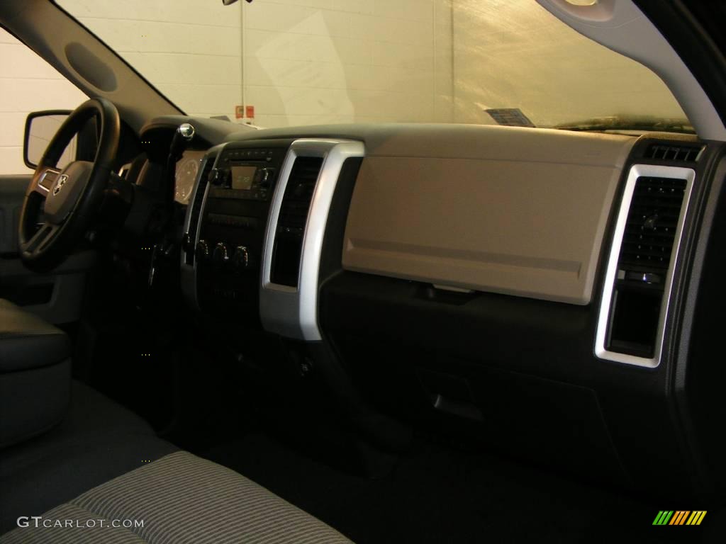 2009 Ram 1500 SLT Quad Cab 4x4 - Brilliant Black Crystal Pearl / Dark Slate/Medium Graystone photo #17