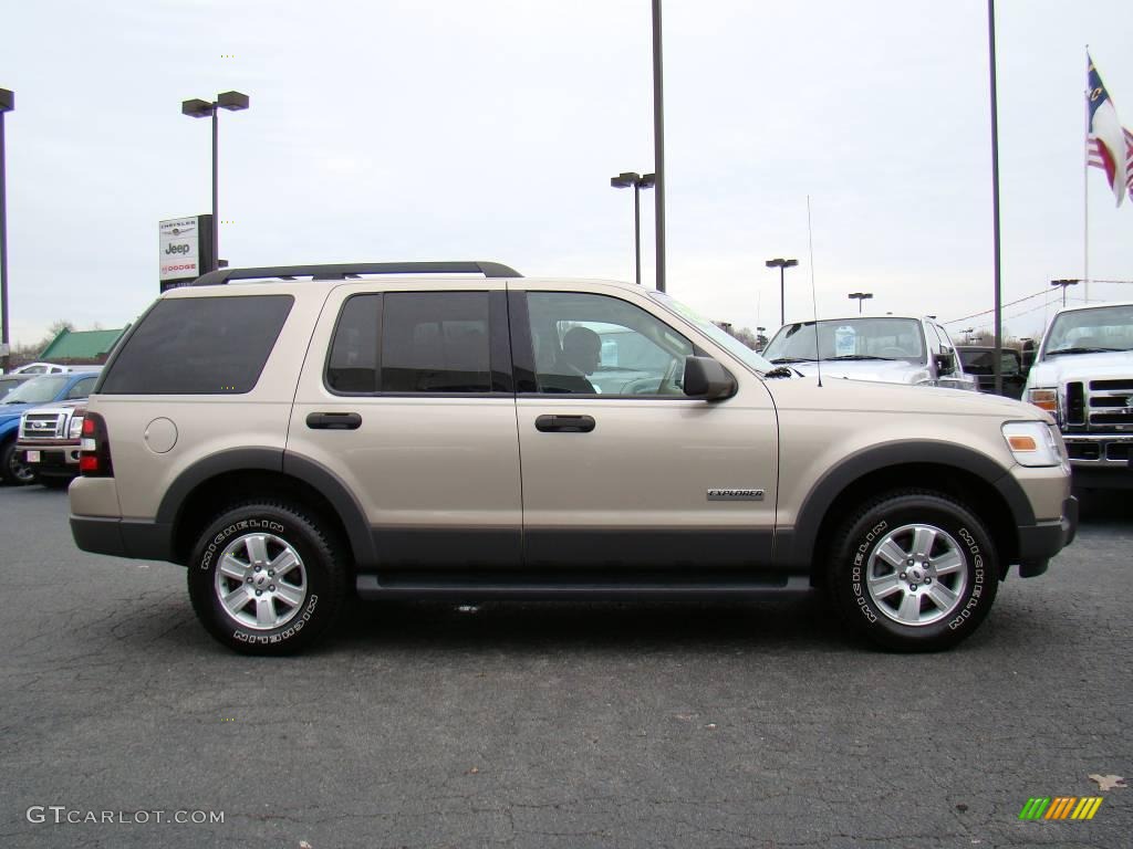 2006 Explorer XLT 4x4 - Pueblo Gold Metallic / Camel photo #2