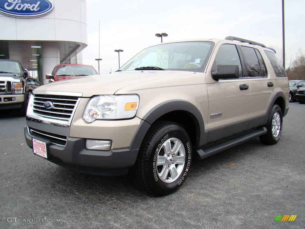 2006 Explorer XLT 4x4 - Pueblo Gold Metallic / Camel photo #6